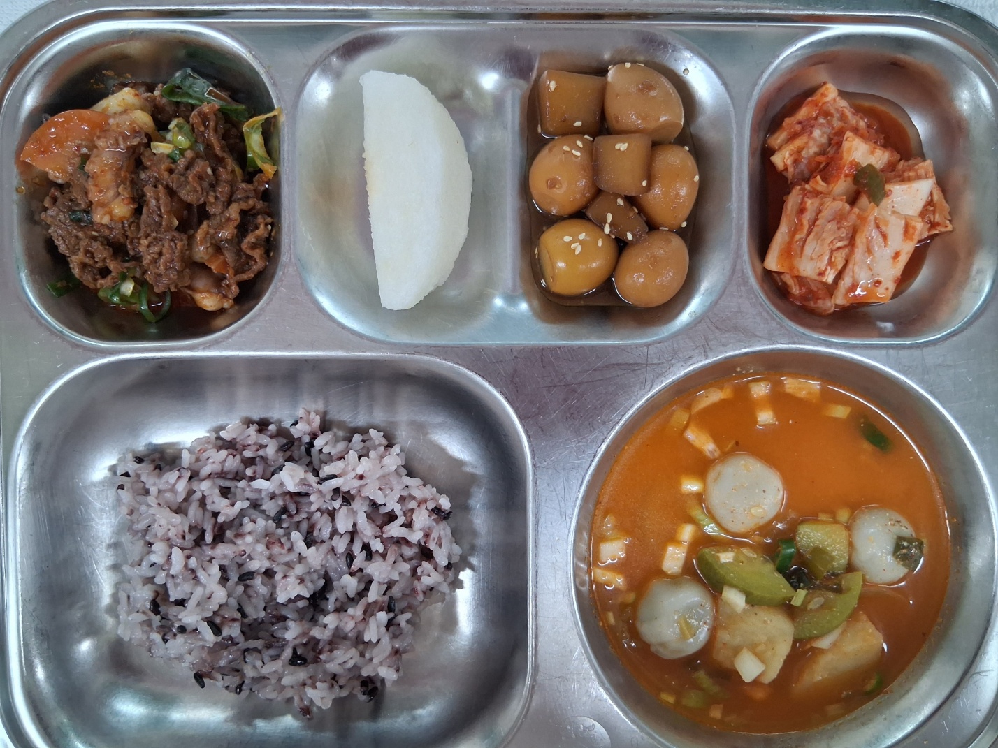 흑미밥
들깨매운만두국
1.5.6.10.13.15.16.18
불낙볶음5.6.13.16
곤약메추리알조림
1.5.6.13
과일
김치9